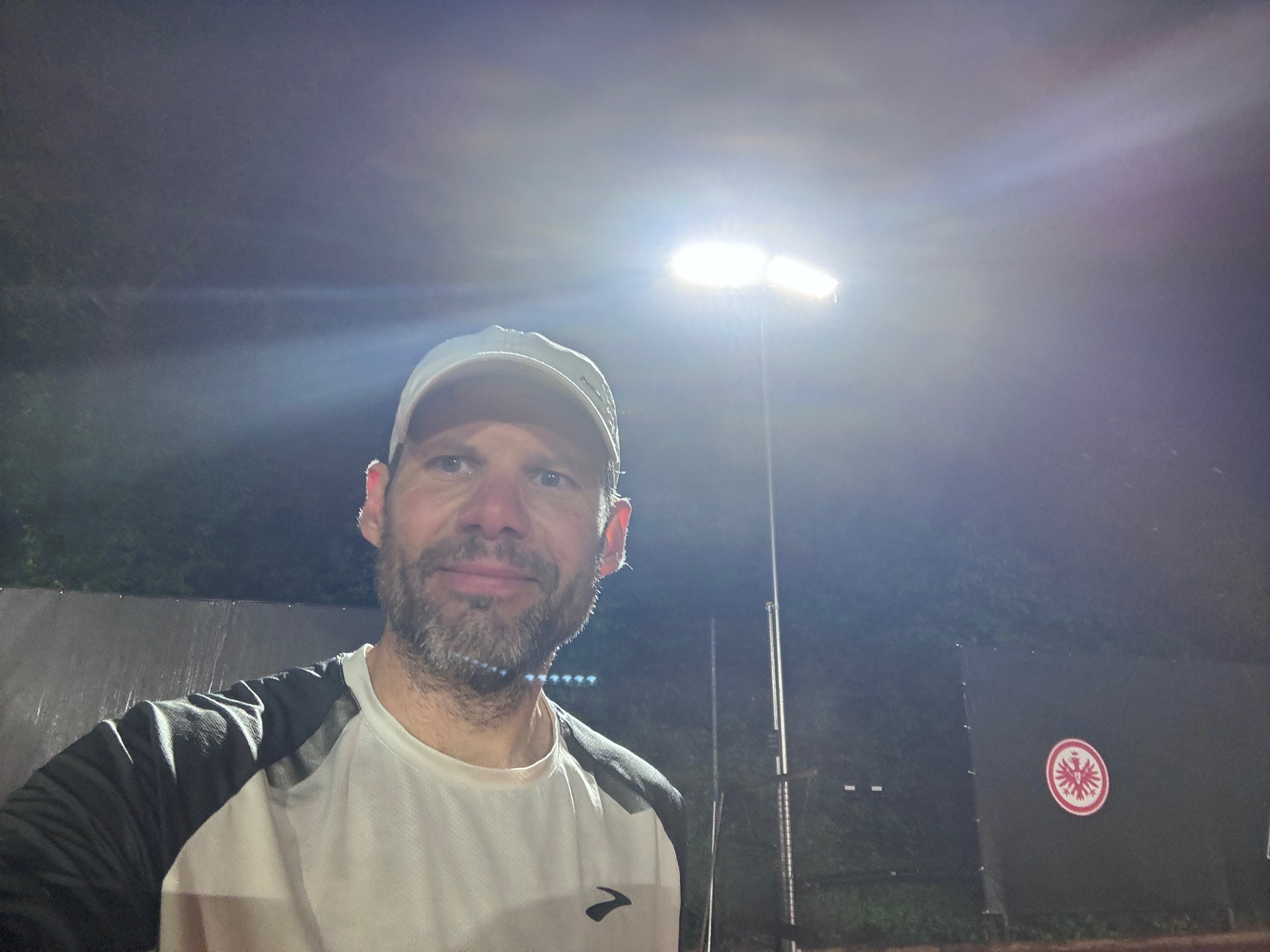 Malte Lohrberg auf dem Tennisplatz bei Flutlicht
